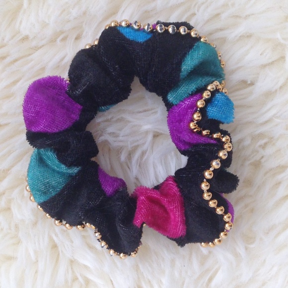 🎁 Free with purchase 🎁 Velvet Scrunchie - Picture 1 of 2